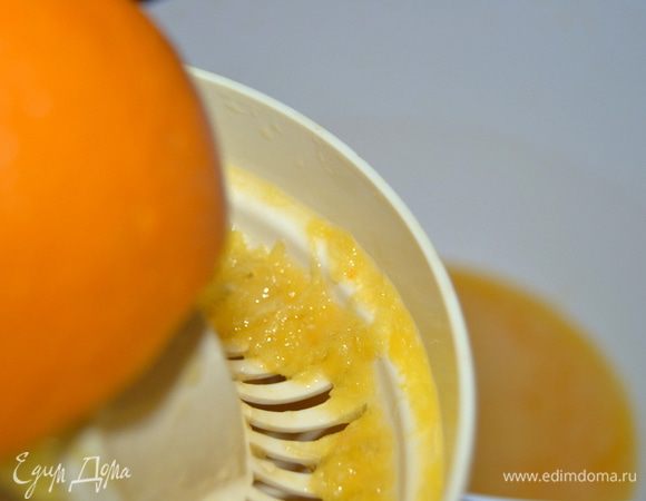 Из апельсинов выжимаем сок. У меня ушло 6 средних апельсинов.