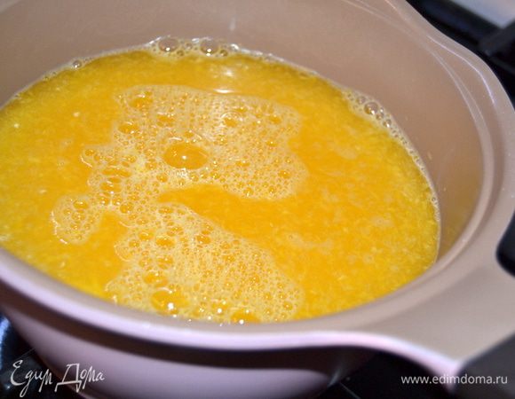 Выливаем сок в кастрюльку и ставим на огонь. Доводим до кипения.