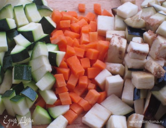 Морковь, цукини и баклажан нарезать кубиками.