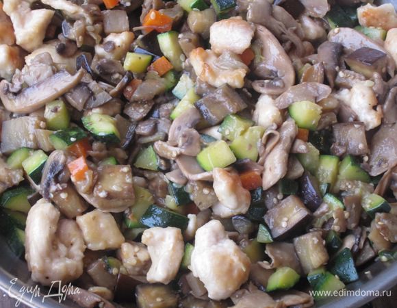 Добавить овощи, хорошо перемешать.