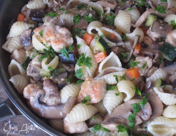 Приготовить пасту согласно инструкции на упаковке, откинуть на дуршлаг и добавить к овощам и курице. Перемешать.