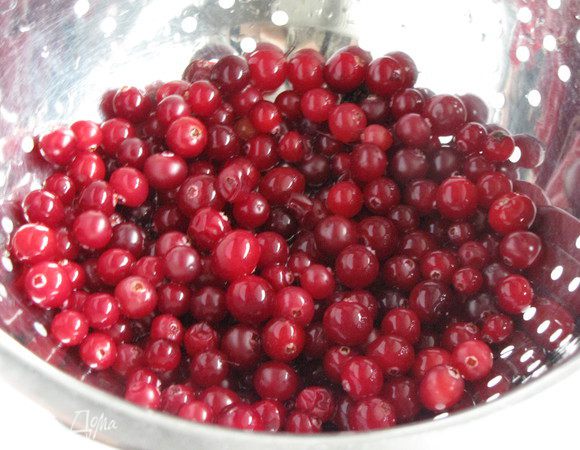 Клюкву перебрать, вымыть, обсушить. Если используется замороженная клюква, то дать немного отойти.