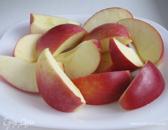 Яблоки вымыть, удалить семечки, порезать кусочками. Шкурку удалять не надо, в ней витамины.)))