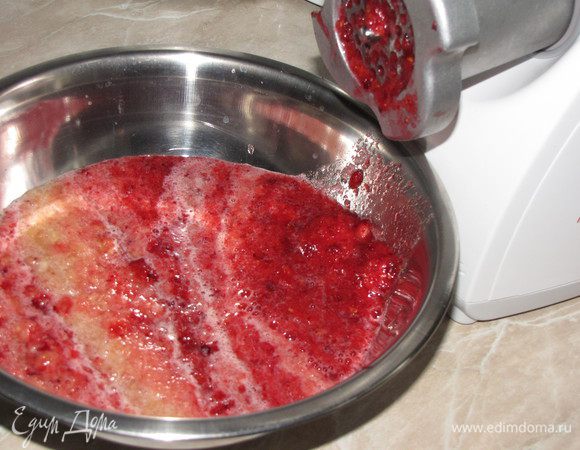 Перекрутить на мясорубке клюкву вместе с яблоками и сахаром. Такой способ позволяет нам использовать сахара значительно меньше, чем при добавлении сахара во время варки.