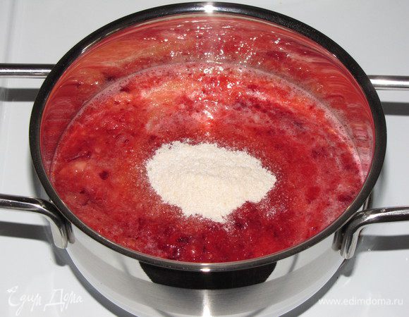 В емкость, в которой будем варить конфитюр выливаем полученную массу, добавляем желирующее вещество и перемешиваем.