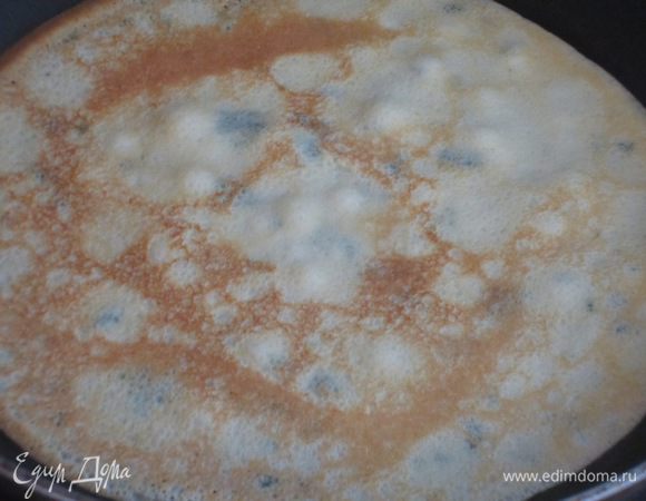 Сковороду хорошо разогреть, смазать сливочным маслом и испечь 8 блинчиков.
