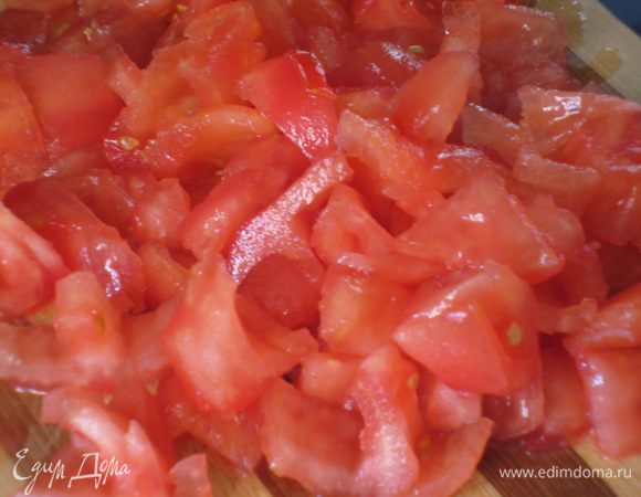 Начинка: Помидоры ошпарить кипятком, снять кожицу и удалить семена, нарезать кубиками.