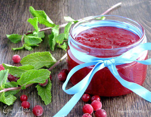 Разливаем в стерильные баночки и закручиваем. На фото свежесваренный конфитюр, после охлаждения он примет нужную консистенцию. Приятного аппетита!
