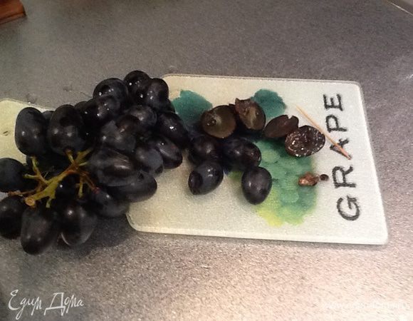 Моем виноград, отделяем от веточек, разрезаем на половинки и удаляем косточки.