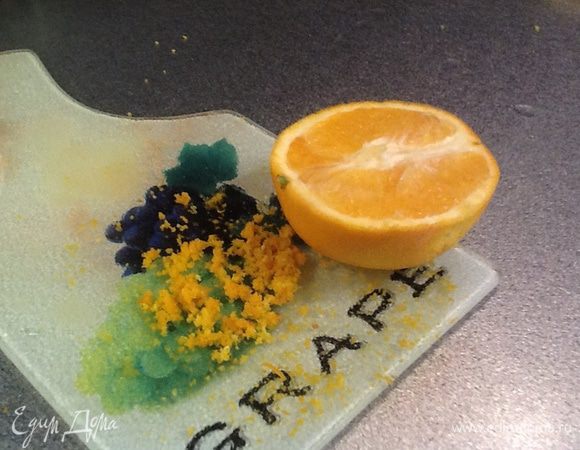 Моем апельсин, снимаем цедру и выжимаем сок.