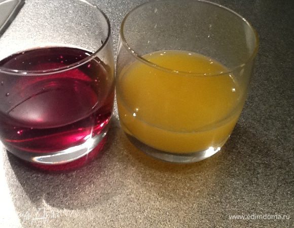 Наливаем 100 мл вина, сок апельсина.