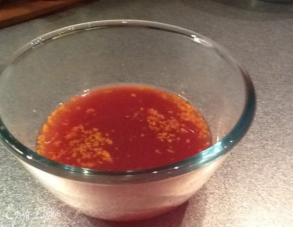 Смешиваем сок, вино, цедру и специи.