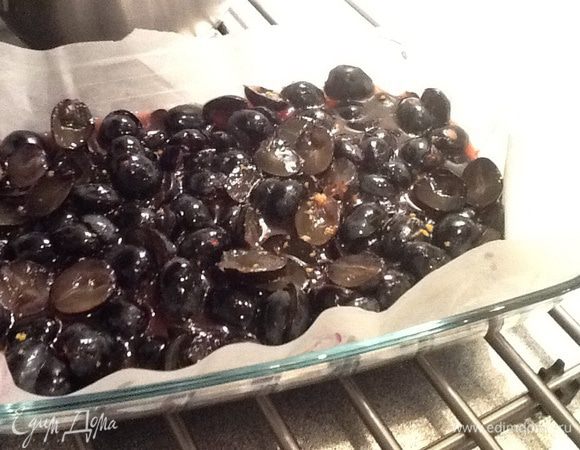 Выкладываем подготовленный виноград в форму для запекания, застеленную бумагой и смазанную растительным маслом, поливаем его винной смесью, запекаем  приблизительно 2 часа.