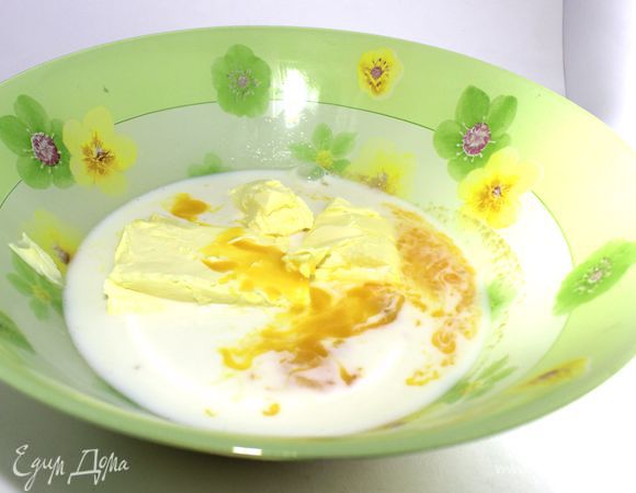 Перетереть дрожжи с солью, добавить холодное молоко и сахар. Добавить размягченное сливочное масло и яйцо.