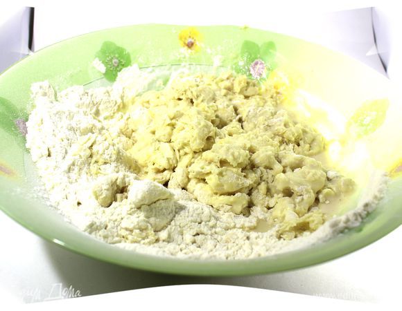 Ввести просеянную муку. Замесить тесто. 