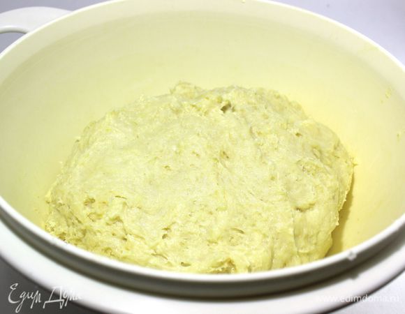 Тесто должно быть негустым и тяжелым, отлипать от рук. Убрать тесто в холодильник на 4 часа.