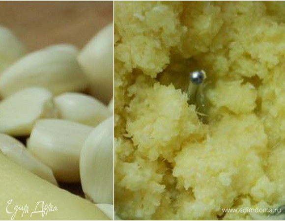 Чеснок и имбирь очистить от шкурок и измельчить в блендере 