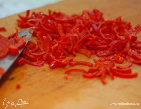 Чили очистить от семян и нарезать мелкой соломкой.