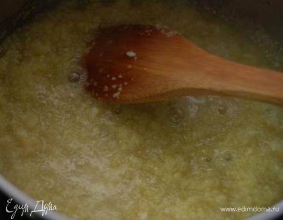 В сотейник положить 3 ст. л. меда, довести до кипения, добавить имбирь и чеснок. Каремелизовать, но без изменения цвета.