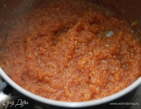 Добавить томатную пасту, размешать и прогреть на тихом огне не более минуты. 