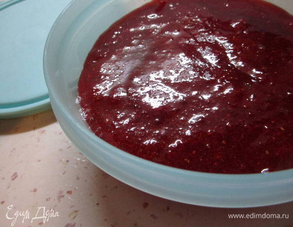 Клубничное варенье. Клубнику вымыть, удалить хвостики, засыпать сахаром. Когда клубника пустит сок, поставить ее варить. Довести до кипения, выключить, охладить. Повторить кипячение 2-3 раза.
Горячее варенье разлить в стерилизованные банки, закатать. Банки перевернуть вверх дном, накрыть теплым покрывалом. Оставить остывать.
