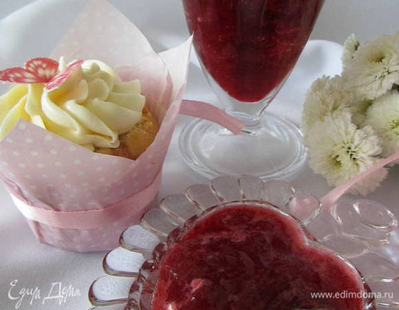 Быстрый конфитюр.
Вкусный конфитюр можно приготовить из замороженной клубники с сахаром.
Поместить клубнику с сахаром в сотейник, довести до кипения. Когда появится пенка, убавить огонь, снять немного пену. Варить 10-15 минут. оставить остывать. Получится вкусный конфитюр, с мармеладными кусочками клубники.

Приятного Вам аппетита! Теплой и вкусной зимы!