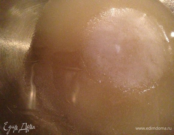 Растительное масло, соль, сахар, уксус смешиваем в кастрюле.