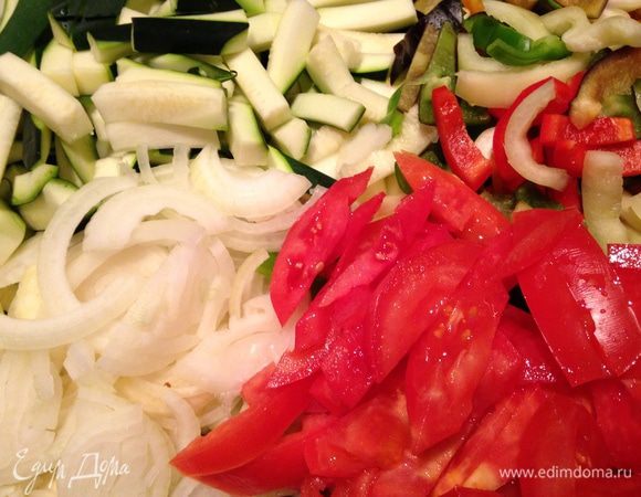 Все овощи нарезаем соломкой.
Лук полукольцами.