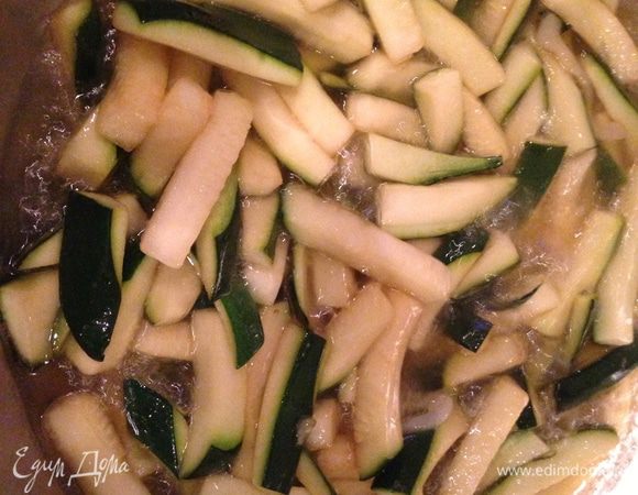 В кипящий маринад кладем: вначале кабачки.
И готовим 5 минут.