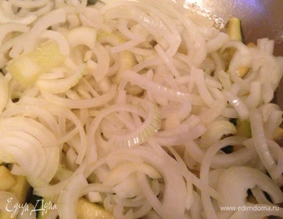 Затем лук на 5 минут.