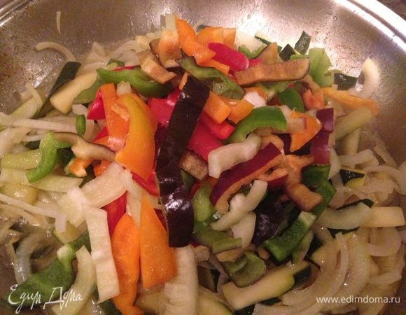 Дальше перец болгарский.
Тоже 5 минут.