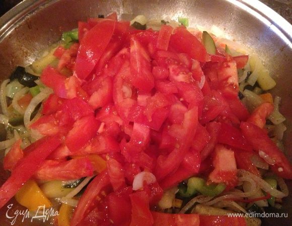 И в конце помидоры. Варим 10 минут , помешивая.