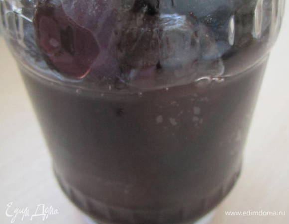 Сливы переложить в стерилизованные банки (1-1,5 л). Маринад закипятить, разлить в банки. По желанию банки простерилизовать в течении 15 минут. Закатать банки. Перевернуть верх дном, накрыть теплым покрывалом, оставить до полного охлаждения. 
Сливы хранить в подвали или на балконе не в жарком месте.
