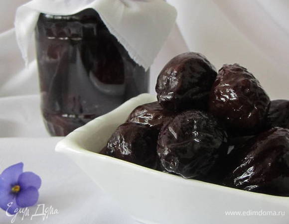 Может показаться, что в рецепте много уксуса, но не переживайте. В процессе маринования сливы выделяют сок, а при кипячении уксус испаряется и слива заливается вкусным маринадом.
Получается отличный закусочный вариант к мясу, в меру кислый, остренькие с пикантным вкусом. А из маринада можно приготовить очень вкусный соус.
Приятного Вам аппетита! Теплой и вкусной зимы!!!