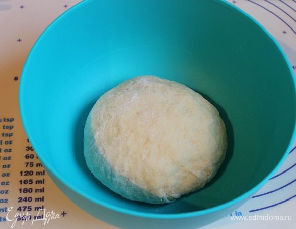 Разведем в теплом молоке дрожжи, дадим им постоять минут 15.
Добавим все остальные ингредиенты и замесим тесто. Масло должно быть растопленным. Уберем в теплое место на час.