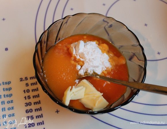 Делаем начинку. Я взяла уже готовое тыквенное пюре. Можно сделать самим, сварить тыкву, пюрировать ее и разбавить молоком. Добавляем в пюре масло, сахар, крахмал. Ставим это в микроволновку на 1 минуту при самой сильной мощности. Так делаем 2 раза. Масса должна загустеть.
