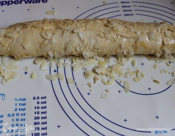 Обмазываем хлеб яйцом и обваливаем с двух сторон в миндале.