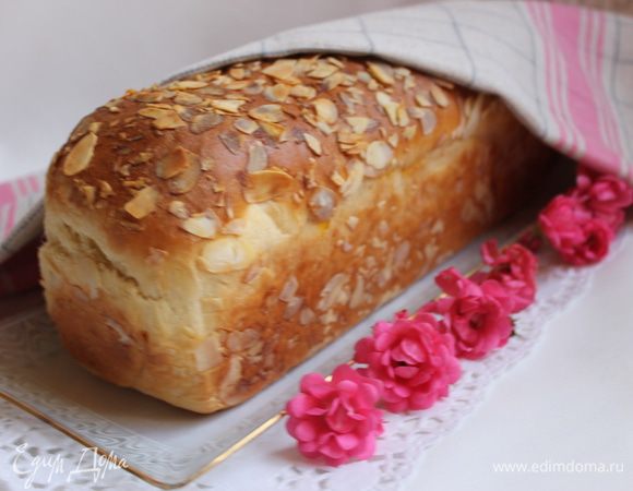 После духовки хлебу даем отдохнуть. А потом нарезаем и угощаемся.