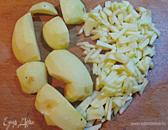 Очистить яблоки от кожицы и семян. Мелко порезать.