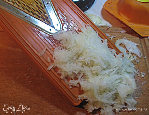 Лук очень мелко нарезать. Я натерла на терке Бернер.  