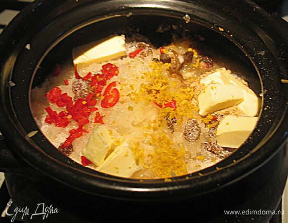 В сотейник (у меня горшочек) сложить все ингредиенты и поставить на средний огонь. Периодически помешивая довести до кипения, варить до растворения сахара.  Убавить огонь, периодически помешивая варить  40 минут, пока чатни не уплотнится. 