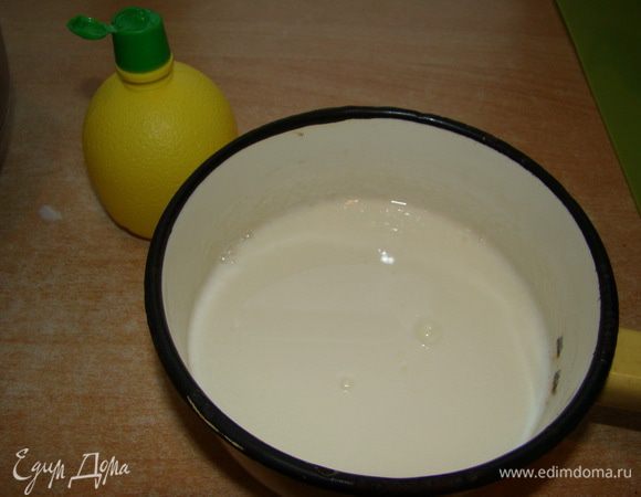 В молоко налить лим.сок, перемешать, отставить.