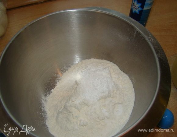Муку, разрыхлитель, соду, соль смешать.