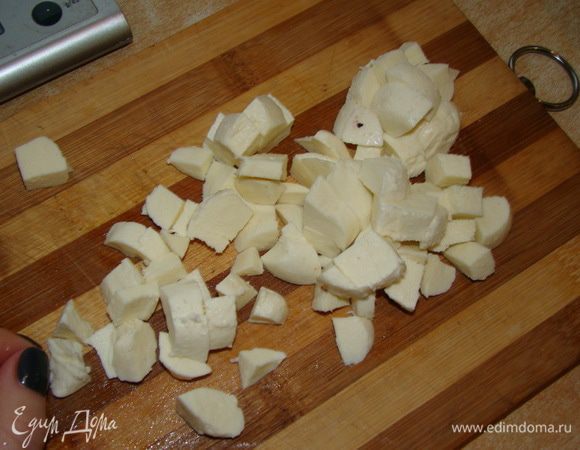 Моцареллу нарезать кубиками.