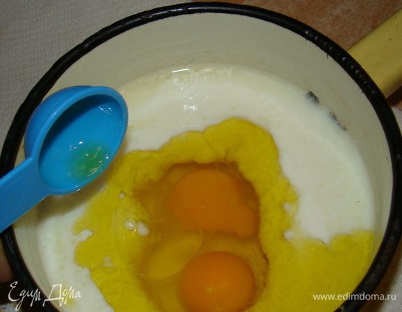 Молоко взбить венчиком с яйцами и оливковым маслом.