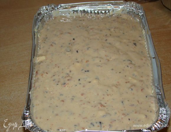 Добавить к сухим ингредиентам наполнители и молочную смесь - все хорошо размешать.