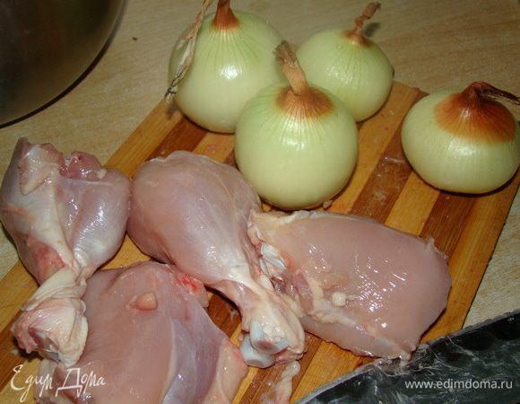 Курицу очищаем от кожи, нарезаем крупными кусками.