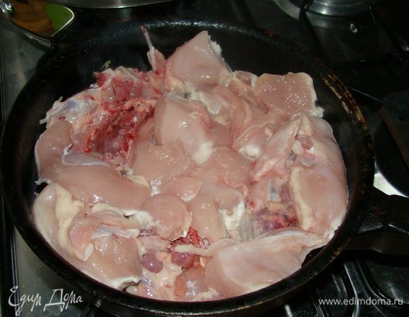 Складываем порциями в горячую сковороду, обжариваем на растительном масле.