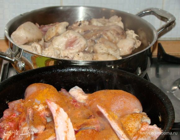 Обжаренные со всех сторон кусочки мяса перекладываем в кастрюлю или сотейник. Я добавляю все специи при жарке мяса! Очень люблю с шафраном, щепоткой имбиря и черным молотым перцем.