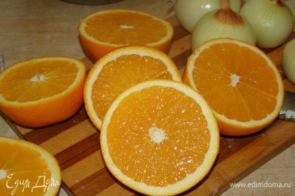 В это время выжимаем сок из 3-4 апельсинов (все зависит от размера фруктов и количества курицы).